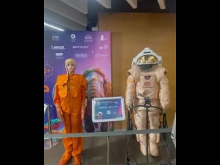 👨🚀 Просто космос! Изучить метеориты, вырастить растение в пробирке и увидеть скафандры для полёта на Марс. Всё это... (видео)