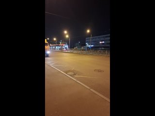 Забавный, но непонятный случай на ш. Революции, вчера  в  22:00. Парень взял да и поехал по рельсам. Ехал, сколько мог.... (видео)