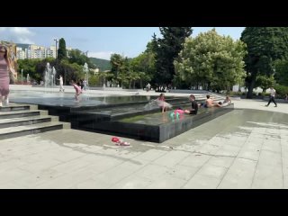 Летняя атмосфера на площади ЦНК. В фонтанах наслаждаются дети и взрослые.  Летний рай для деток😊  🌴НОВОСТИ ... (видео)