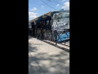 Автобус врезался в столб на проспекте Шолохова.  В результате ДТП есть пострадавшие — их осматривают врачи скорой... (видео)