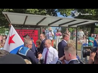 "Ничего себе! Путин!"  В Петербурге президент РФ неожиданно вышел из машины, чтобы пообщаться с жителями города. ... (видео)