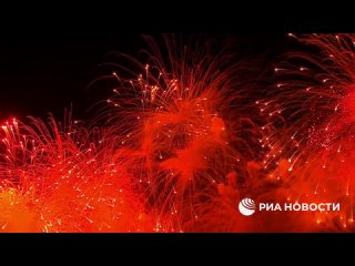 🎆 Праздничный салют гремит в небе над Москвой!    В небе над Москвой расцвели огни салюта в честь 80-й годовщины... (видео)