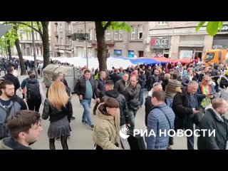 Участники торжественного собрания сторонников президента Сербии Вучича развернули в пятницу самый большой в истории... (видео)