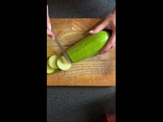 Кабачки (я брала 4 шт) нарезать кольцами и обжарить с двух сторон, умолкая сначала в кукурузной муке, а затем в яйце. ... (видео)