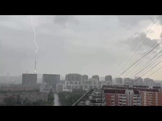 Первая летняя гроза пришла в Москву — молния ударила в Останкинскую телебашню.   Хоть на улице и душно, МЧС просят... (видео)