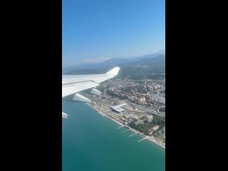Отпуск закончился, ты улетаешь из Сочи, смотришь в иллюминатор на это море, эти горы и очень хочешь сюда вернуться… ... (видео)