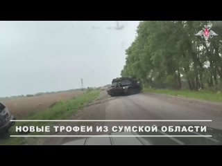 На границе Сумской области военнослужащие 22-го мотострелкового полка группировки войск «Север» эвакуировали подбитую... (видео)