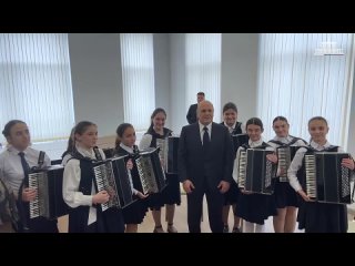 Михаил Мишустин в ходе посещения детской музыкальной школы Беслана вместе с одной из учениц сыграл мелодию песни... (видео)