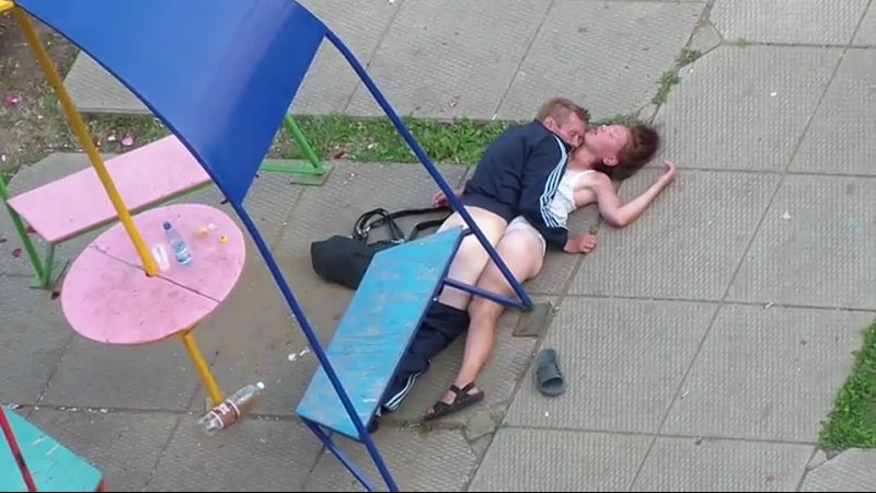 человек насилует свою подругу на улице-man rapes his girlfriend in the street