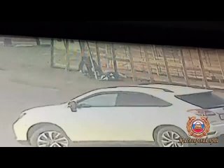 В Красноярском крае двое подростков на электросамокате врезались в дорожный знак — один из них в больнице  В Енисейске... (видео)