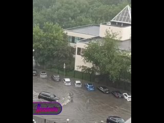 После столичного тропического ливня Крылатское погрузилось под воду    Московский район Крылатское после мощного ливня... (видео)