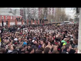 Событием дня неожиданно стали похороны московского рэпера Паши Техника, собравшие тысячи людей возле храма в Лефортово.... (видео)