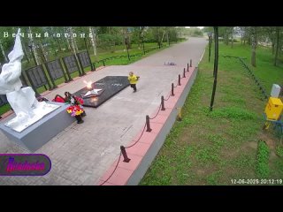 В Ярославской области пацан совершил череду странных действий у Вечного огня — скрестил руки, потушил пламя и укатил на... (видео)