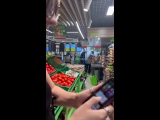 🤯 В супермаркете «Монетка» на Сибирском тракте, 9, покупатели избили продавца.  Двое молодых людей попытались украсть... (видео)