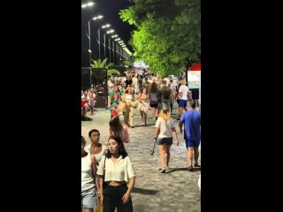 Харэ звездеть уже! Постоянно общаюсь с адлерскими и сочинскими друзьями. Нет у вас столько народу в этом году. Сочи... - Алексей Палыч