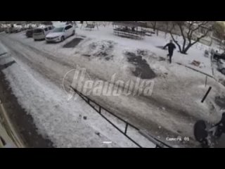 На женщину с ребенком с крыши дома упала огромная ледяная глыба в Махачкале    Леденящие душу кадры засняла камера... (видео)