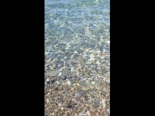 8 июня, 12 часов, Пляж Лазаревский-2, на стенде указана температура воды +17°. Бодрит.  Зато чистейшая! Голубая-... (видео)