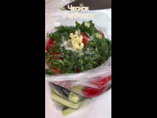 Закуска к шашлыку 🥗    📝ИНГРЕДИЕНТЫ: Огурцы - 700 г  Помидоры - 500 г  Петрушка, укроп  Чеснок - 5 зубчиков  Соль - 1... (видео)