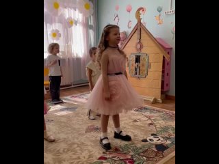 У дочери Сергея Лазарева первый выпускной — 6-летняя Анечка попрощалась с детским садом.  Певец пришел поддержать свою... (видео)