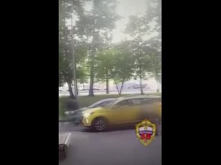 🤲 В Москве ограбили курьера-мошенника, который возвращался с деньгами от жертвы    В московском районе Вешняки... (видео)