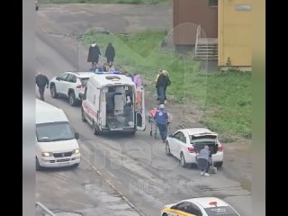 В Петербурге второклассница перебегала дорогу и попала под колёса Toyota. Девочку доставали из-под машины спасатели ... (видео)