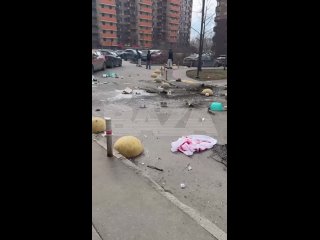В Одинцово жительница жилого комплекса "Сколковский" решила избавиться от ненужных вещей, выбрасывая их в окно.   Из-за... (видео)