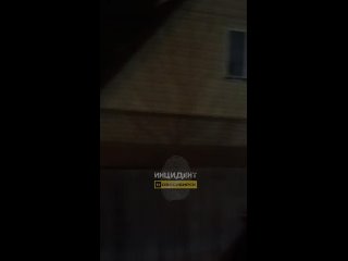 В Кировском районе Новосибирска вспыхнул двухэтажный частный дом  Поздним вечером в субботу, 19 апреля, в Кировском... (видео)