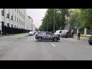 На севере Москвы полицейские проверяют сомнительную «Газель», расположенную у хранилища ЦБ РФ    В Москве на улице... (видео)