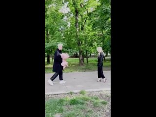 Вот это поворот! Екатерина Мизулина бросила Шаману в лицо букет, а тот с горя ушел на скамейку бухать детское 🍾  Не... (видео)