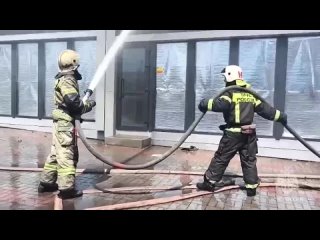 Тело погибшей женщины обнаружили в сгоревшем торговом центре в Новошахтинске   Пожар в ТЦ Новошахтинска полностью... (видео)