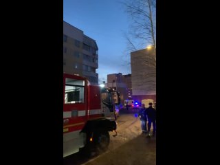 В Сестрорецке, по адресу: Приморское шоссе 261А, произошел взрыв. Выбило окна на втором этаже. Возгорания и пожара не... (видео)