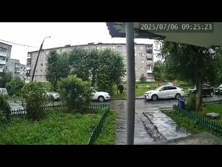 По Ревде не только свиньи гуляют  Во дворе на улице Чехова, 51 заметили лошадь. Видео: Елена/ канал "Ревдинский рабочий... (видео)