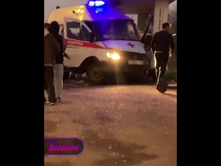 На юге Москвы «скорая» влетела в остановку — очевидцы сообщают, что как минимум 1 человек тяжело пострадал  В Чертаново... (видео)