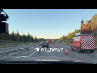 На новой трассе М-12 загорелась фура с бензином 😱    Видео поделился читатель Е1. По его словам, случилось всё около... (видео)