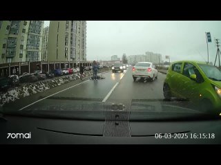 6 марта в 16:14 у дома №14к1 на Михайловской дороге, на территории ЖК Parkolovo 10-летнюю девочку вне зебры сбил... (видео)