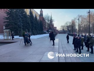 Прилетевший в Россию президент Гвинеи-Бисау Умару Сиссоку Эмбало возложил венок к Могиле Неизвестного Солдата.   ... (видео)