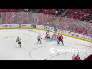 Овечкину остался всего один гол до повторения рекорда Гретцки! Он забросил шайбу в ворота "Чикаго" на первых же минутах... (видео)