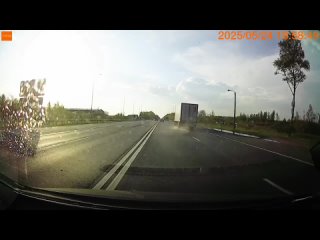 24.05.2025 18:58 Трасса М-10 Россия, 674-ый км. Дальнобойщик пошёл на опережение в полосе только направо. Не успел,... (видео)