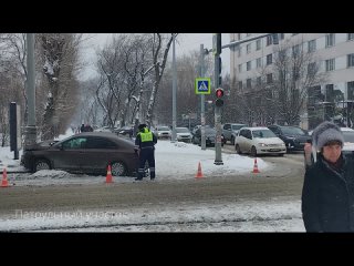 На проспекте Ленина автомобиль сбил пешехода   ДТП произошло вчера днем напротив дома №54/3.  "Водитель автомашины... (видео)