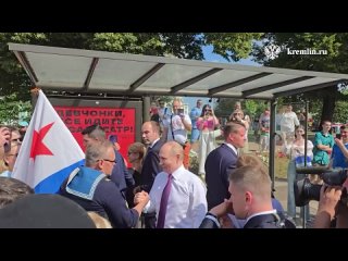Путин встретился с жителями Питера на Дворцовой площади    В День ВМФ Владимир Путин прибыл в Северную столицу. После... (видео)