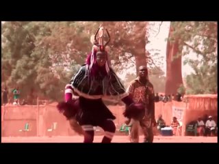 Улётный танец африканского парня. Вытворяет ногами немыслимое!.mp4