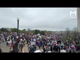 Американцы массово протестуют против политики Дональда Трампа. Среди претензий — новые торговые пошлины.    Это первый... (видео)