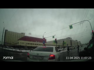 Уступи дорогу перед шайбой знак стоит. Рег едет и не пропускает тех кто едет по шайбе. Рег злостный нарушитель - Андрей Питерский