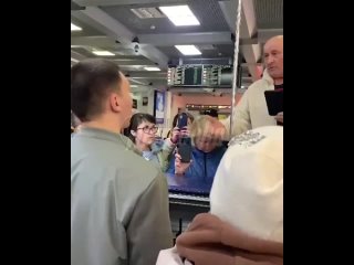 «Азимут» 5 часов без еды и воды мариновал пассажиров в аэропорту, а в итоге отменил рейс — людям пришлось за свой счет... (видео)