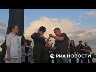 Частицу вечного огня из Александровского сада привезли представители "Народного фронта" в Луганск, где на мемориальном... (видео)
