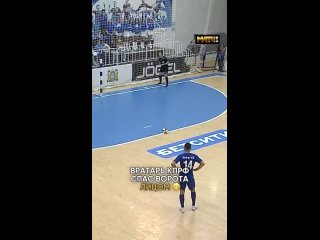 Фигею как ещё вратари без перчаток стоят, там мячи костяные, никак в большом футболе, как-то такой мяч одному парню в... - Бориан Стифман