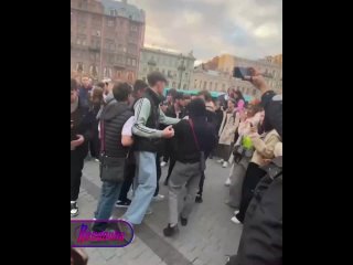 Петербургские гладиаторы: на арене у «Галереи» снова бои, однако на этот раз без танцев    Уличные баталии перед ТРК... (видео)