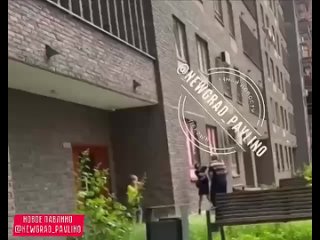 В Павлино отец начал воспитывать свою  дочь-подростка прямо на улице.  Мужчина дал несколько подзатыльников девочке, а... (видео)