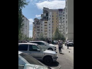 Возле дома в Саратове, где прогремел взрыв, собирается толпа — жильцов эвакуируют    Кадры с места ЧП в Саратове —... (видео)