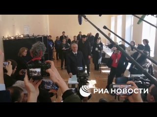 Оба кандидата в президенты Абхазии проголосовали во втором туре выборов, сообщили корреспонденты РИА Новости.    Первым... (видео)